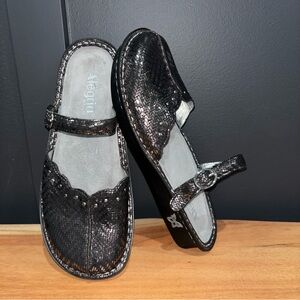 Alegria Womens TUS-532 Pewter Dazzler Mary Jane Mules Size
40/ 9 Silver Black